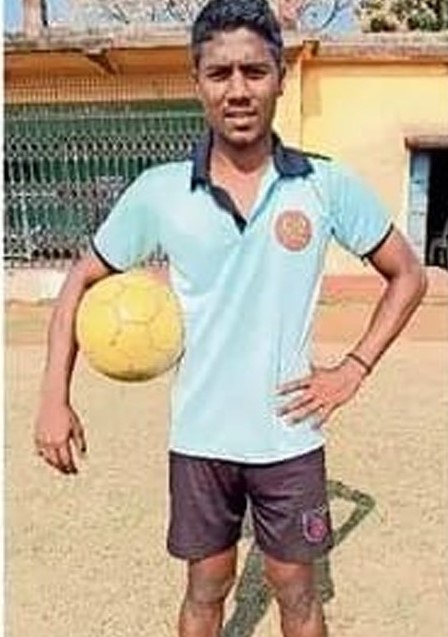 जानिए कौन है इंडियन फुटबॉल टीम में जगह बनाने वाले आदिवासी युवक सूरज किस्कु
