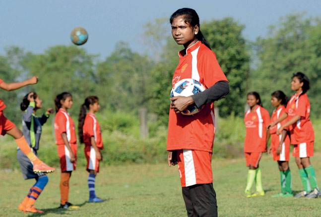 आदिवासी महिला जो समाज के खिलाफ जाकर बनीं फुटबॉलर और अब कोच, जानिए कौन हैं भबानी मुंडा